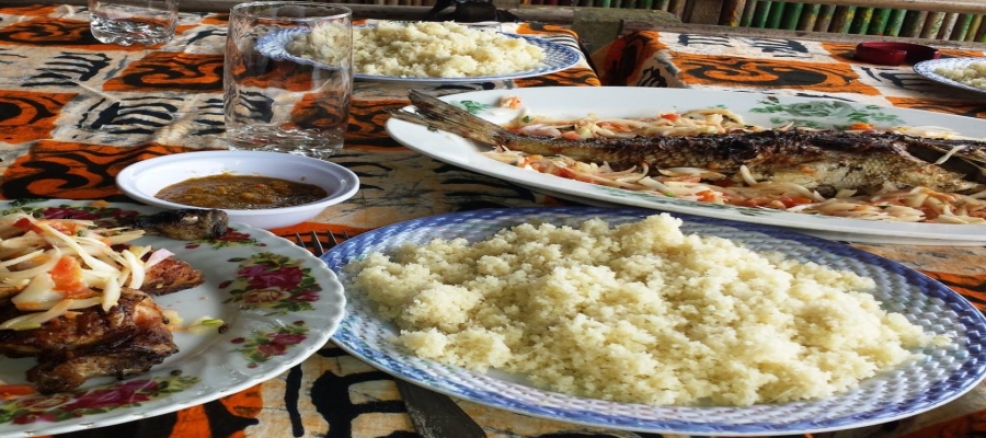 Attiéké au poisson et la sauce tomate