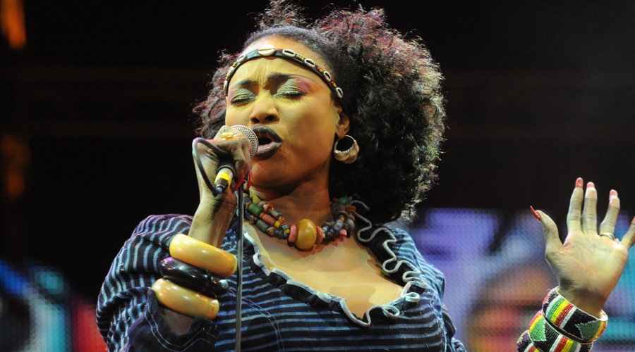 LES DIVAS DE LA CHANSON AFRICAINE: OUMOU SANGARE