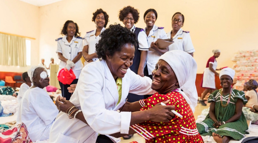 Helena Ndume : Le docteur miracle qui restaure les vues